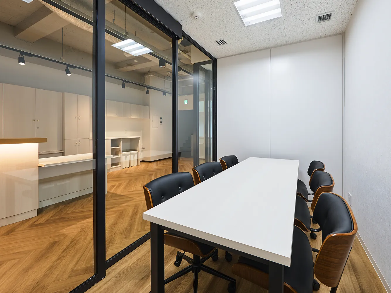 貸会議室 & 
            レンタルスペース事業