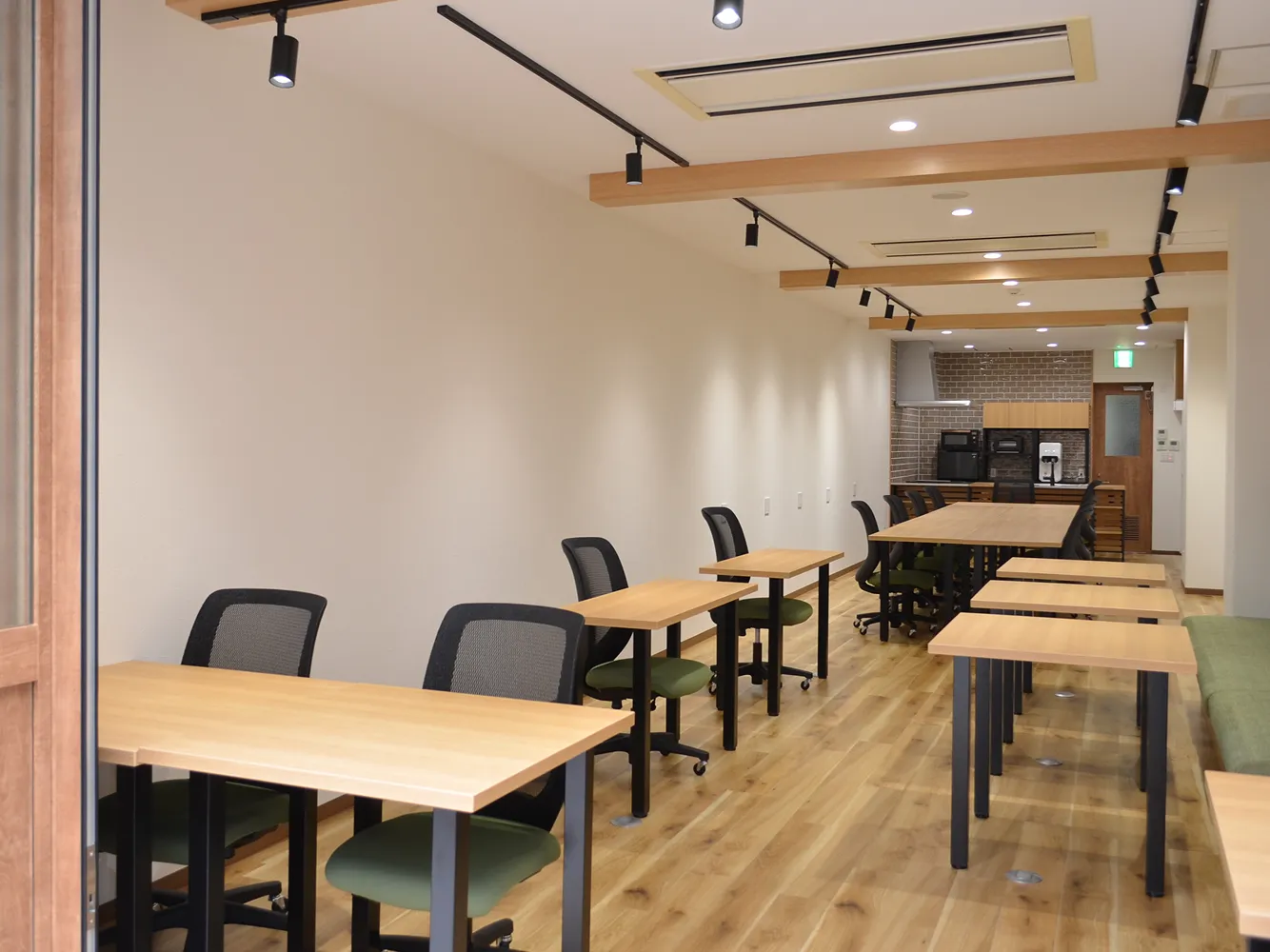 貸会議室 & 
            レンタルスペース事業