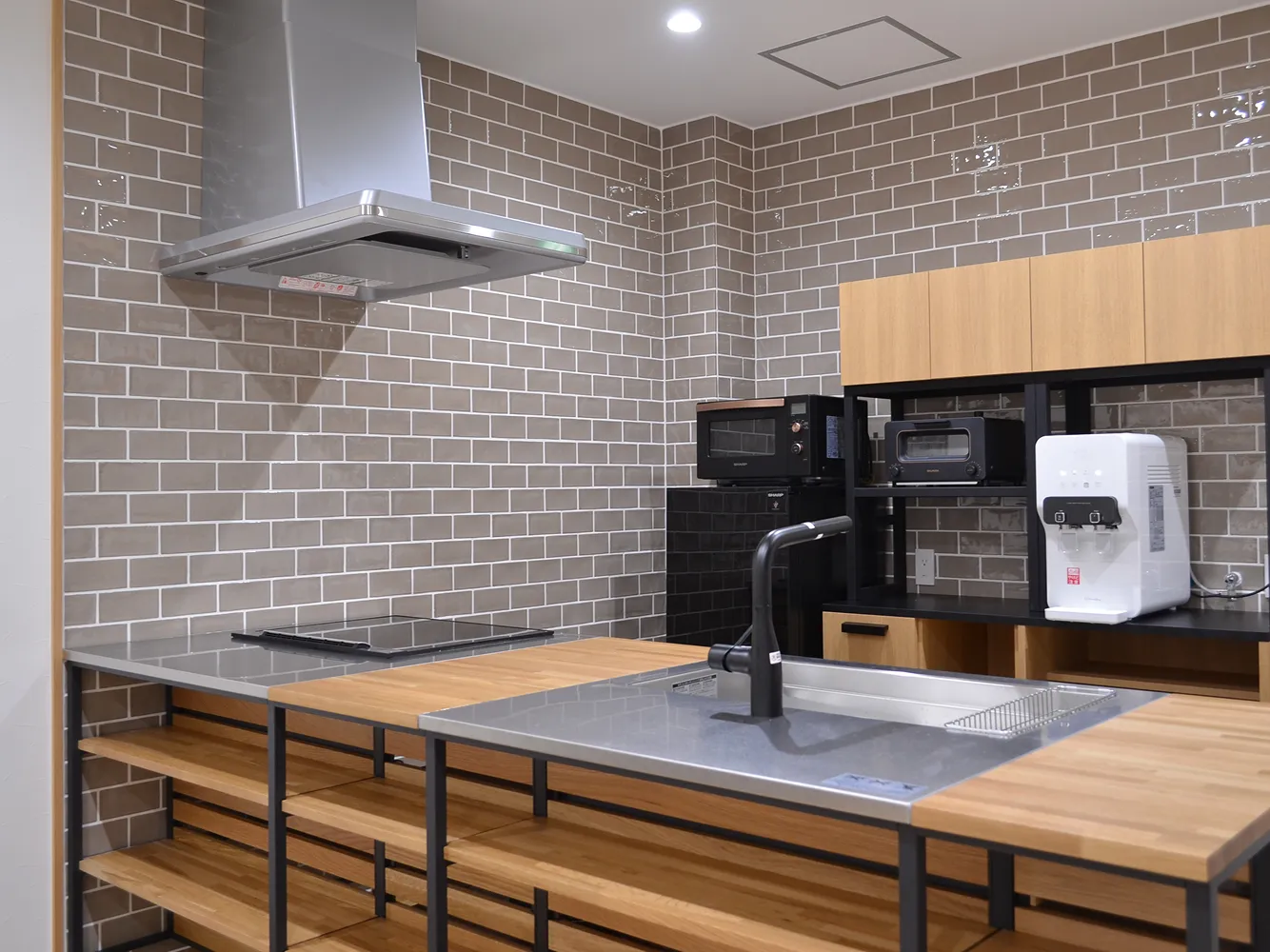 貸会議室 & 
            レンタルスペース事業